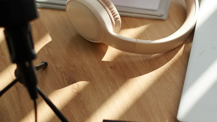 Kopfhörer und Audiotechnik auf einem Schreibtisch