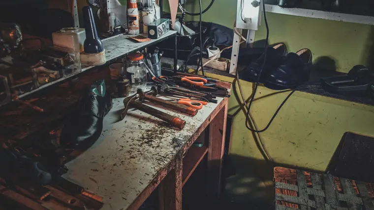 Werkbank mit Werkzeug in einer Werkstatt